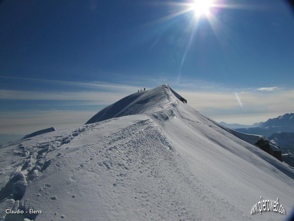 18 Percorriamo un tratto di cresta oltre la cima.JPG